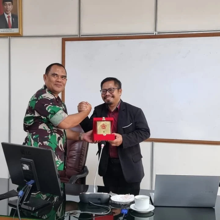 Penyerahan plakat kerja sama Taqmir dengan TNI AL